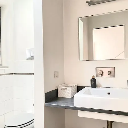 Sant Ambrogio With Private Terrace In Shared Flat 홈스테이 *