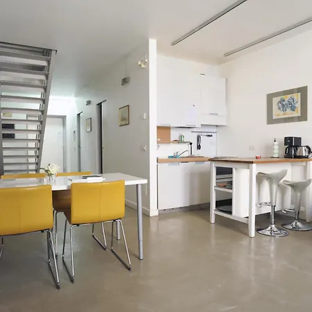 Sant Ambrogio With Private Terrace In Shared Flat 홈스테이 밀라노